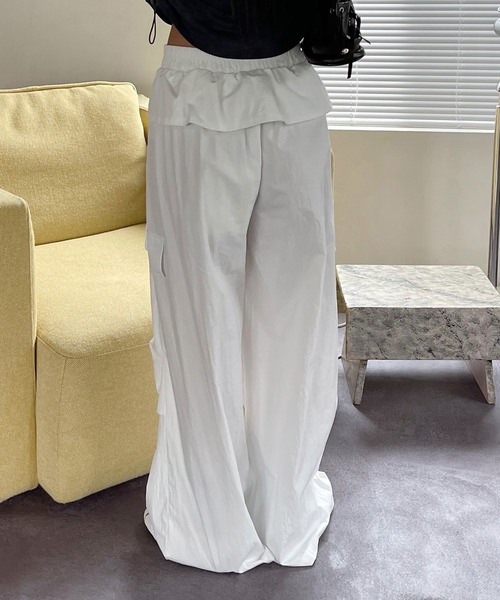 VQ（ブイキュー）の「Waist wrap wide cargo pants / シャツ腰巻き風 ワイドカーゴパンツ / ツナギを着ている様にコーデが出来るギミックが◎（カーゴパンツ・レディース・アイボリー/ブラック/ダークグレー・SMALL/MEDIUM）」の6枚目の写真