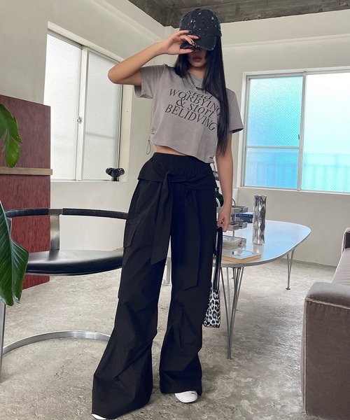 VQ（ブイキュー）の「Waist wrap wide cargo pants / シャツ腰巻き風 ワイドカーゴパンツ / ツナギを着ている様にコーデが出来るギミックが◎（カーゴパンツ・レディース・アイボリー/ブラック/ダークグレー・SMALL/MEDIUM）」の21枚目の写真