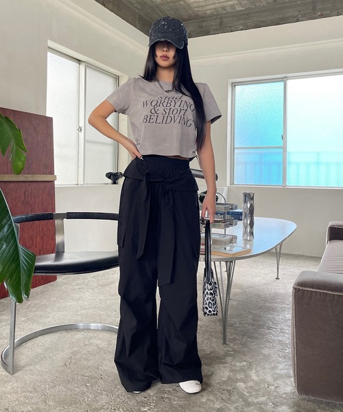 VQ（ブイキュー）の「Waist wrap wide cargo pants / シャツ腰巻き風 ワイドカーゴパンツ / ツナギを着ている様にコーデが出来るギミックが◎（カーゴパンツ・レディース・アイボリー/ブラック/ダークグレー・SMALL/MEDIUM）」の20枚目の写真