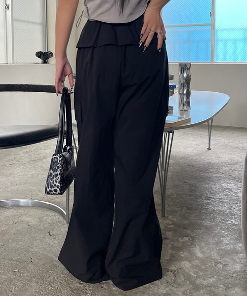 VQ（ブイキュー）の「Waist wrap wide cargo pants / シャツ腰巻き風 ワイドカーゴパンツ / ツナギを着ている様にコーデが出来るギミックが◎（カーゴパンツ・レディース・アイボリー/ブラック/ダークグレー・SMALL/MEDIUM）」の18枚目の写真