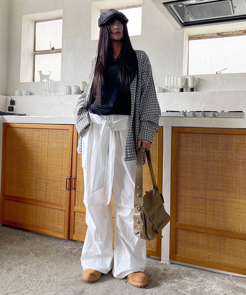 VQ（ブイキュー）の「Waist wrap wide cargo pants / シャツ腰巻き風 ワイドカーゴパンツ / ツナギを着ている様にコーデが出来るギミックが◎（カーゴパンツ・レディース・アイボリー/ブラック/ダークグレー・SMALL/MEDIUM）」の12枚目の写真