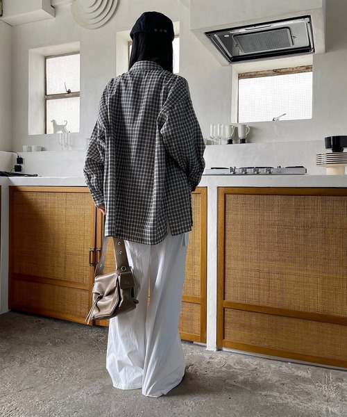 VQ（ブイキュー）の「Waist wrap wide cargo pants / シャツ腰巻き風 ワイドカーゴパンツ / ツナギを着ている様にコーデが出来るギミックが◎（カーゴパンツ・レディース・アイボリー/ブラック/ダークグレー・SMALL/MEDIUM）」の16枚目の写真