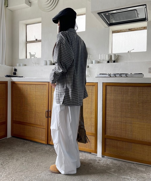 VQ（ブイキュー）の「Waist wrap wide cargo pants / シャツ腰巻き風 ワイドカーゴパンツ / ツナギを着ている様にコーデが出来るギミックが◎（カーゴパンツ・レディース・アイボリー/ブラック/ダークグレー・SMALL/MEDIUM）」の15枚目の写真