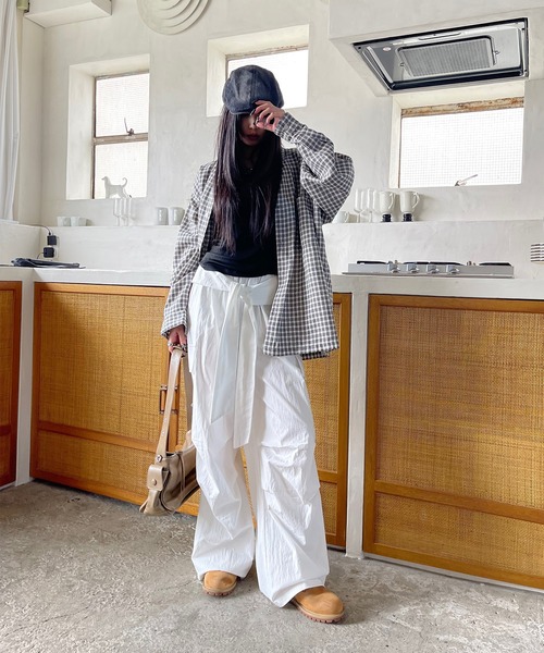 VQ（ブイキュー）の「Waist wrap wide cargo pants / シャツ腰巻き風 ワイドカーゴパンツ / ツナギを着ている様にコーデが出来るギミックが◎（カーゴパンツ・レディース・アイボリー/ブラック/ダークグレー・SMALL/MEDIUM）」の13枚目の写真