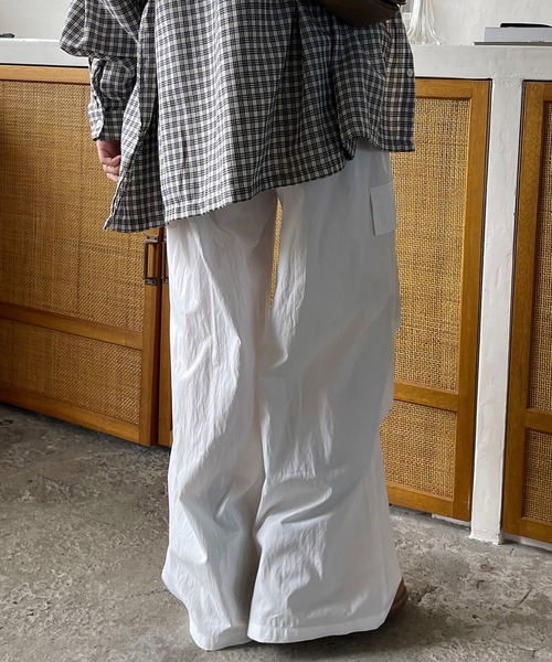 VQ（ブイキュー）の「Waist wrap wide cargo pants / シャツ腰巻き風 ワイドカーゴパンツ / ツナギを着ている様にコーデが出来るギミックが◎（カーゴパンツ・レディース・アイボリー/ブラック/ダークグレー・SMALL/MEDIUM）」の7枚目の写真