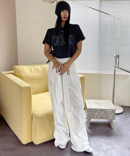 VQ（ブイキュー）の「Waist wrap wide cargo pants / シャツ腰巻き風 ワイドカーゴパンツ / ツナギを着ている様にコーデが出来るギミックが◎（カーゴパンツ・レディース・アイボリー/ブラック/ダークグレー・SMALL/MEDIUM）」の10枚目の写真