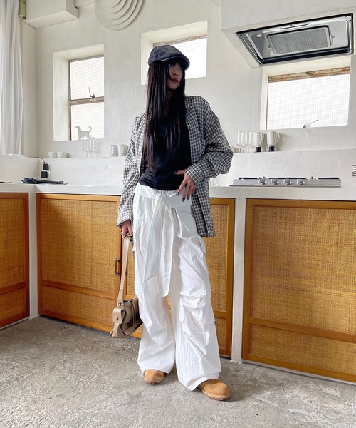 VQ（ブイキュー）の「Waist wrap wide cargo pants / シャツ腰巻き風 ワイドカーゴパンツ / ツナギを着ている様にコーデが出来るギミックが◎（カーゴパンツ・レディース・アイボリー/ブラック/ダークグレー・SMALL/MEDIUM）」の14枚目の写真
