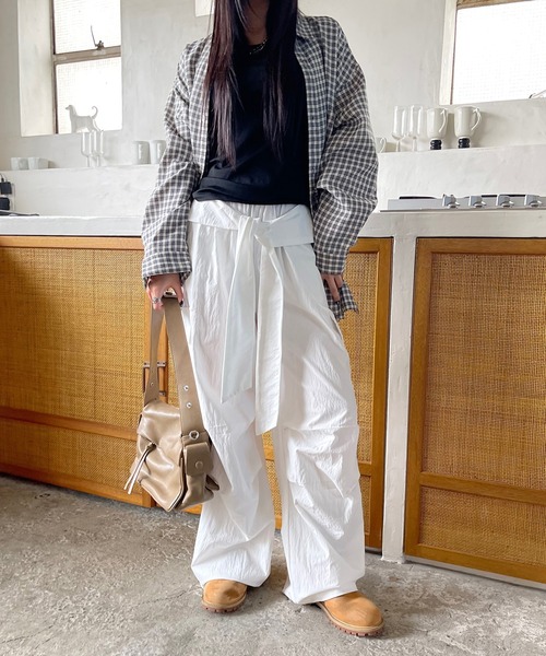 VQ（ブイキュー）の「Waist wrap wide cargo pants / シャツ腰巻き風 ワイドカーゴパンツ / ツナギを着ている様にコーデが出来るギミックが◎（カーゴパンツ・レディース・アイボリー/ブラック/ダークグレー・SMALL/MEDIUM）」の11枚目の写真