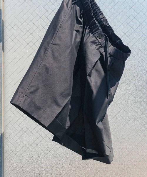 ADAM ET ROPE'(アダムエロペ)の「【ACT/アクト】超軽量 イージーショーツ / 速乾 / ストレッチ / イージーケア(その他パンツ・メンズ・ブラック/チャコールグレー・M/L)」の1枚目の写真