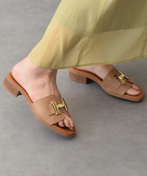 inter-chaussures（インターショシュール）の「【Oh my Sandals】メタルオーナメントミュールサンダル(E52300)（サンダル・レディース・ホワイト/ベージュ系その他/ブラック・37/39/38/36/35）」の3枚目の写真