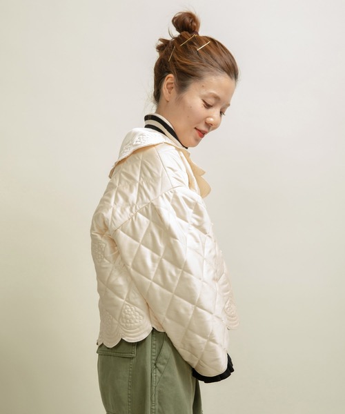 Dot＆Stripes CHILD WOMAN（ドットアンドストライプス　チャイルドウーマン）の「サテンキルトカットワーク はおりジャケット（テーラードジャケット・レディース・アイボリー/カーキ・FREE）」の4枚目の写真