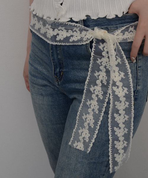 TONE SELECT GOODS（トーンセレクトグッズ）の「【resonance】レース フラワー刺繍 ラインデザイン スカーフリボン【マルチウェイ】（バンダナ/スカーフ・レディース・アイボリー/ブラック・FREE）」の6枚目の写真