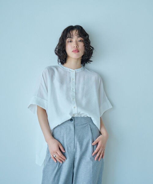 CAST:（キャストコロン）の「【1枚で着映える】スクエアパタ－ンブラウス（シャツ/ブラウス・レディース・ライトイエロー/オフホワイト/ネイビー・M）」の4枚目の写真