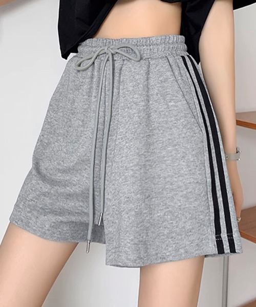 DAY CLOSET（デイ クローゼット）の「【大きいサイズ有/調節紐付き】旬のスポーツMIXに。サイドラインスウェットハーフパンツ レディース（スウェットパンツ・レディース・グレー/ネイビー/ブラック/グリーン・2XL/XL/L/M）」の2枚目の写真