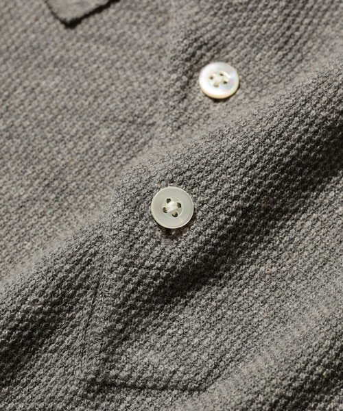 BEAMS PLUS（ビームスプラス）の「Knit Polo Pique 14G（ポロシャツ・メンズ・レッド/ネイビー/イエロー/オリーブ/グレー/ベージュ/ブラック・XL/L/M/S）」の13枚目の写真