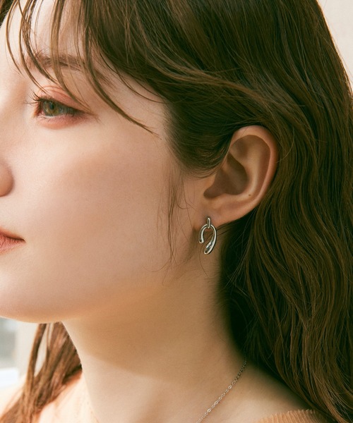 Jolie Toujours(ジョリトゥジュール)の「【汗や水に強い】〈ステンレス〉プランプUラインピアス(ピアス(両耳用)・レディース・シルバー/ゴールド・FREE)」の4枚目の写真