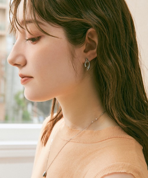 Jolie Toujours(ジョリトゥジュール)の「【汗や水に強い】〈ステンレス〉プランプUラインピアス(ピアス(両耳用)・レディース・シルバー/ゴールド・FREE)」の5枚目の写真