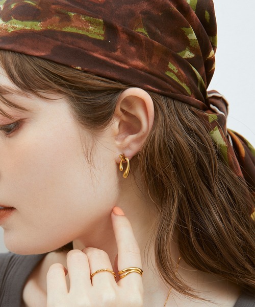 Jolie Toujours(ジョリトゥジュール)の「【汗や水に強い】〈ステンレス〉プランプUラインピアス(ピアス(両耳用)・レディース・シルバー/ゴールド・FREE)」の3枚目の写真