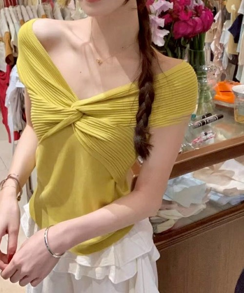 leune(ルネ)の「ツイストデザインオフショルニットトップス(Tシャツ/カットソー・レディース・オフホワイト/ネイビー/イエロー・FREE)」の4枚目の写真