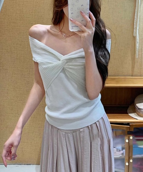 leune(ルネ)の「ツイストデザインオフショルニットトップス(Tシャツ/カットソー・レディース・オフホワイト/ネイビー/イエロー・FREE)」の13枚目の写真