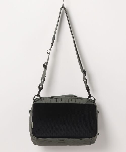 CIE(シー)の「【CIE/シー】GRID3 BOTTLE SHOULDER BAG (L) LIMITED EDITION(ショルダーバッグ・メンズ・オリーブ・FREE)」の4枚目の写真