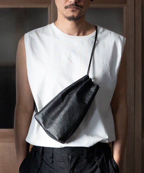 Senti(センティ)の「SENTI Dyneema(R) Leather DRAWSTRING BAG_L×Keel/ 超軽量ダイニーマレザー巾着L(ショルダーバッグ・メンズ・ブラック・FREE)」の1枚目の写真