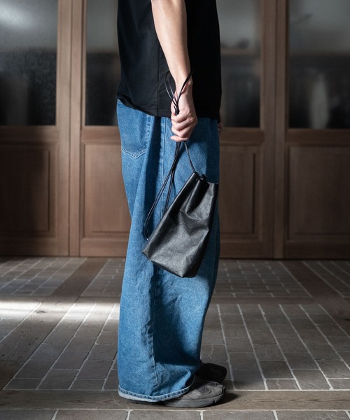 Senti(センティ)の「SENTI Dyneema(R) Leather DRAWSTRING BAG_L×Keel/ 超軽量ダイニーマレザー巾着L(ショルダーバッグ・メンズ・ブラック・FREE)」の2枚目の写真