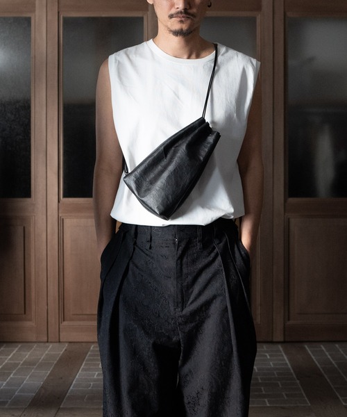 Senti(センティ)の「SENTI Dyneema(R) Leather DRAWSTRING BAG_L×Keel/ 超軽量ダイニーマレザー巾着L(ショルダーバッグ・メンズ・ブラック・FREE)」の3枚目の写真