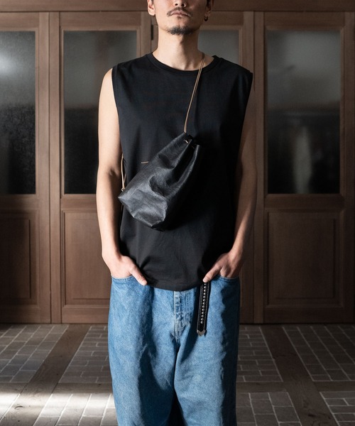 Senti(センティ)の「SENTI Dyneema(R) Leather DRAWSTRING BAG_L×Keel/ 超軽量ダイニーマレザー巾着L(ショルダーバッグ・メンズ・ブラック・FREE)」の4枚目の写真