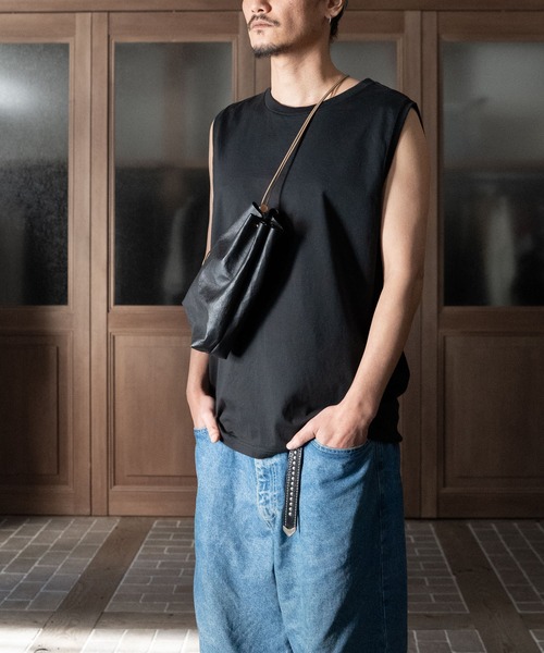 Senti(センティ)の「SENTI Dyneema(R) Leather DRAWSTRING BAG_L×Keel/ 超軽量ダイニーマレザー巾着L(ショルダーバッグ・メンズ・ブラック・FREE)」の5枚目の写真