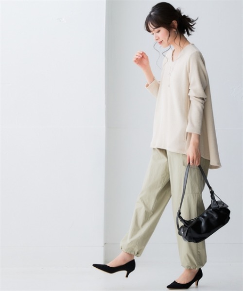 nissen(ニッセン)の「リブ見えカットソーVネックロング丈プルオーバー<大きいサイズ有>(Tシャツ/カットソー・レディース・ブラック/チャコールグレー/ブラウン/ベージュ/ミント・S/M/L/LL)」の18枚目の写真