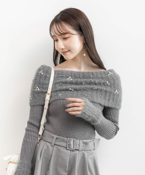RANDA(ランダ)の「ビジューシャギーオフショルダーニット(ニット/セーター・レディース・ホワイト/ピンク/ブルー/グレー・FREE)」の1枚目の写真