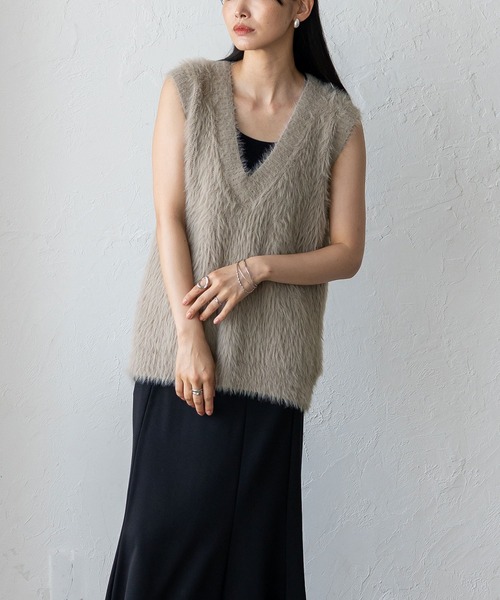VitaFelice（ヴィータフェリーチェ）の「フェザーヤーン Vネックニットベスト（ベスト・レディース・ベージュ系/アイボリー/ブラック・FREE）」の3枚目の写真