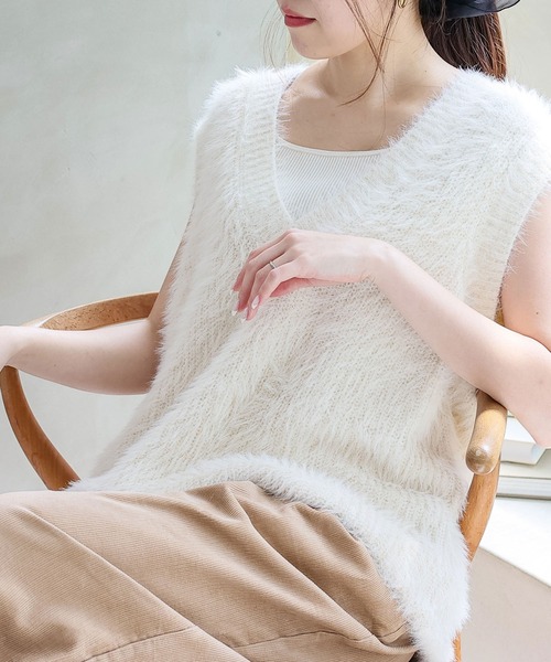 VitaFelice（ヴィータフェリーチェ）の「フェザーヤーン Vネックニットベスト（ベスト・レディース・ベージュ系/アイボリー/ブラック・FREE）」の2枚目の写真