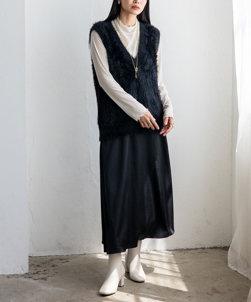 VitaFelice（ヴィータフェリーチェ）の「フェザーヤーン Vネックニットベスト（ベスト・レディース・ベージュ系/アイボリー/ブラック・FREE）」の4枚目の写真