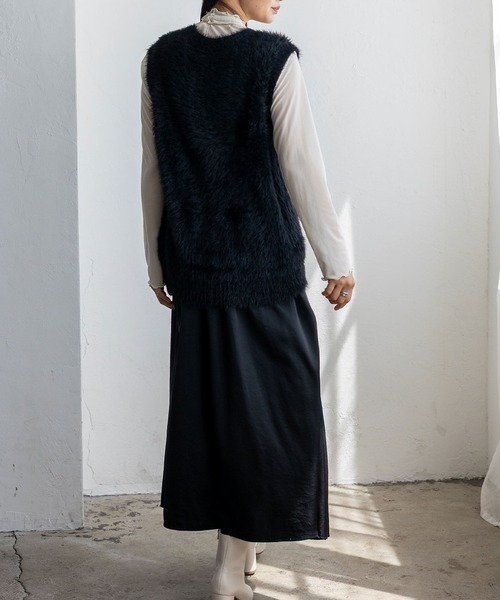 VitaFelice（ヴィータフェリーチェ）の「フェザーヤーン Vネックニットベスト（ベスト・レディース・ベージュ系/アイボリー/ブラック・FREE）」の8枚目の写真