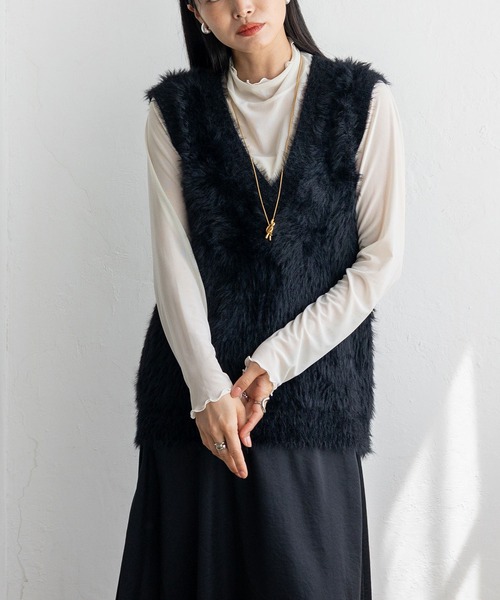 VitaFelice（ヴィータフェリーチェ）の「フェザーヤーン Vネックニットベスト（ベスト・レディース・ベージュ系/アイボリー/ブラック・FREE）」の11枚目の写真