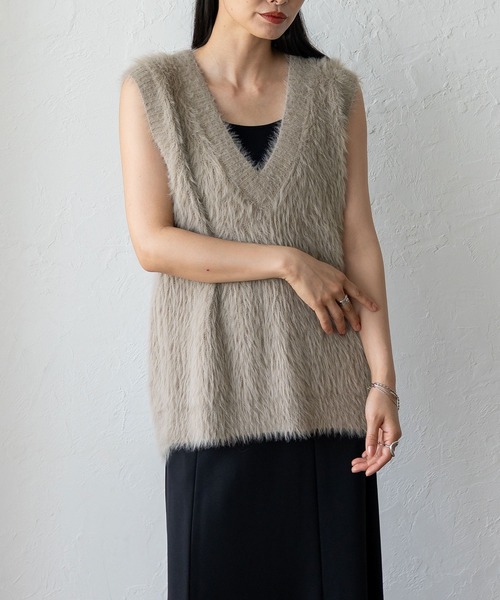 VitaFelice（ヴィータフェリーチェ）の「フェザーヤーン Vネックニットベスト（ベスト・レディース・ベージュ系/アイボリー/ブラック・FREE）」の22枚目の写真