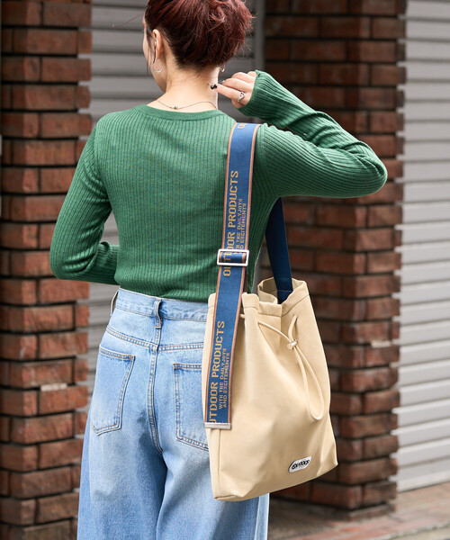 FREAK'S STORE（フリークスストア）の「限定展開 OUTDOOR PRODUCTS × FREAK'S STORE/アウトドアプロダクツ 別注 スウェードタッチ 巾着 テープ バッグ（ショルダーバッグ・レディース・ブラック/ベージュ/ブラウン・ONE SIZE）」の3枚目の写真