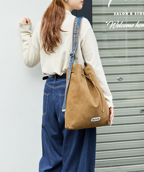 FREAK'S STORE（フリークスストア）の「限定展開 OUTDOOR PRODUCTS × FREAK'S STORE/アウトドアプロダクツ 別注 スウェードタッチ 巾着 テープ バッグ（ショルダーバッグ・レディース・ブラック/ベージュ/ブラウン・ONE SIZE）」の14枚目の写真