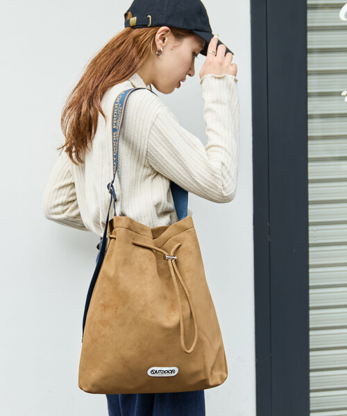 FREAK'S STORE（フリークスストア）の「限定展開 OUTDOOR PRODUCTS × FREAK'S STORE/アウトドアプロダクツ 別注 スウェードタッチ 巾着 テープ バッグ（ショルダーバッグ・レディース・ブラック/ベージュ/ブラウン・ONE SIZE）」の16枚目の写真