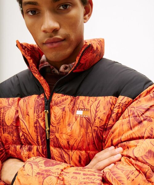 tommy jeans（トミー ジーンズ）の「オールオーバープリントパッファジャケット（ダウンジャケット/コート・メンズ・ブラウン系その他/オレンジ系その他3・LARGE/X-LARGE/MEDIUM/SMALL）」の7枚目の写真