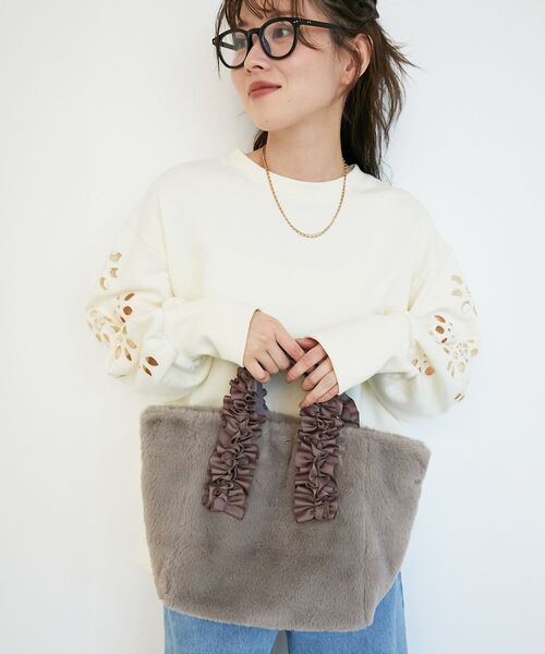 le.coeur blanc（ルクールブラン）の「フェイクファーハンドルフリルトート（トートバッグ・レディース・モカ/チャコールグレー・FREE）」の4枚目の写真