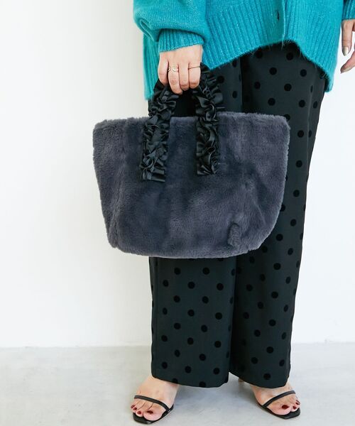 le.coeur blanc（ルクールブラン）の「フェイクファーハンドルフリルトート（トートバッグ・レディース・モカ/チャコールグレー・FREE）」の7枚目の写真