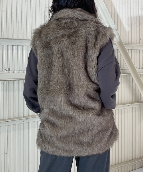 ROGER AND RAW(ロジャーアンドロウ)の「スタンドネックフェイクファーベスト(ベスト・レディース・ブラック/ブラウン/ベージュ/ライトベージュ・FREE)」の14枚目の写真