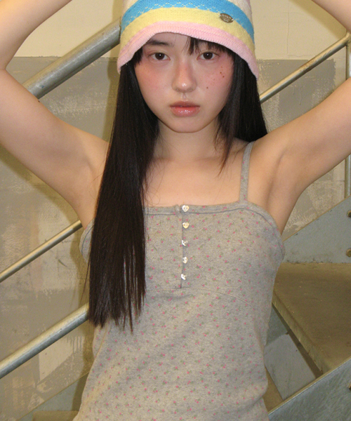 RONRON(ロンロン)の「HEART BUTTON GOLGI SLEEVELESS GREY FLOWER(Tシャツ/カットソー・レディース・その他・FREE)」の1枚目の写真