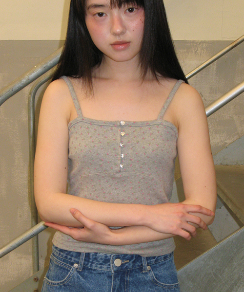 RONRON(ロンロン)の「HEART BUTTON GOLGI SLEEVELESS GREY FLOWER(Tシャツ/カットソー・レディース・その他・FREE)」の4枚目の写真