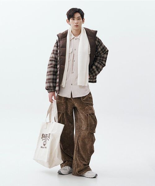 WESLEYHYUSTON(ウェズリーユーストン)の「CAIMAN VELVET CARGO PANTS BROWN(その他パンツ・レディース・その他・SMALL/MEDIUM/LARGE/X-SMALL)」の2枚目の写真