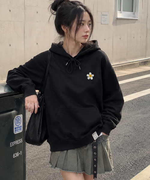 GRAVER（グレーバー）の「[ユニセックス]フラワードット刺繍フードパーカー_ブラック（パーカー・レディース・ブラック・LARGE/SMALL/MEDIUM）」の2枚目の写真