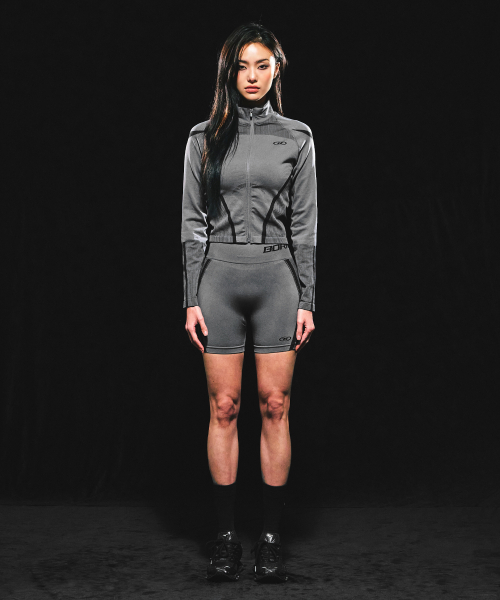 BORN TO WIN（ボーントゥウィン）の「W SYMBOL B ECLIPSE SEAMLESS FULL ZIP-UP JACKET [CHARCOAL]（ジャージ・レディース・その他・1/2）」の3枚目の写真